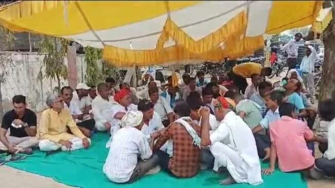 सड़क किनारे गड्ढे में नाबालिग लड़की का शव मिलने का मामला