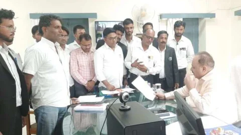 दो सफाई कार्मिकों की मृत्यु के मामले मे जिला कलेक्टर को दिया ज्ञापन, मुआवजे की मांग