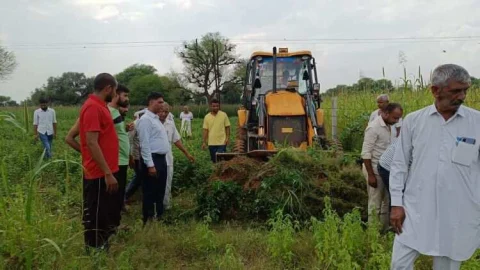 दो माह से बंद प्रचलित रास्ते से हटाया अतिक्रमण