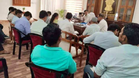 जिला कलेक्टर ने ली राजस्व अधिकारियों की बैठक,लंबित मामलों को जल्द निस्तारण करने के दिए निर्देश