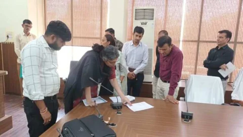 जिला कलेक्टर ने लिया नगर परिषद कार्यालय का जायजा