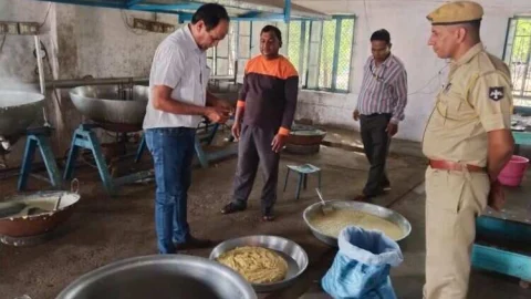 सीकर, धोद सेवद में कार्रवाई : 80 किलोग्राम दूषित मिठाई नष्ट करवाई