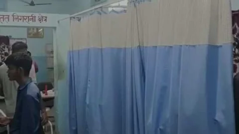 नींद की झपकी आने से हाइवे पर कार टकराई पत्थर से, एक की मौत