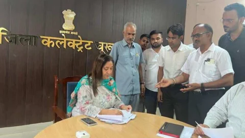 अतिवृष्टि से प्रभावित पीड़ितों को सहायता प्रदान करने के लिए जिला कलक्टर से मिला एक प्रतिनिधिमंडल