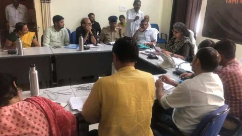 जनसुनवाई में कलेक्टर ने दिए सहकारी समिति के व्यवस्थापक को बर्खास्त करने के निर्देश