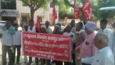 झुंझुनू : श्रमिक कार्ड बनाने में हो रहे भृष्टाचार पर रोक लगाने की मांग को लेकर प्रदर्शन