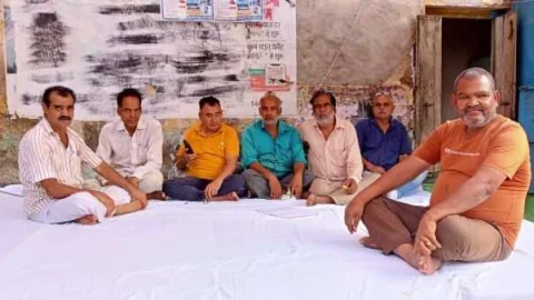 नगर पालिका में भ्रष्टाचार को लेकर एवं मकान मालिकों को परेशान करने को लेकर दिया धरना