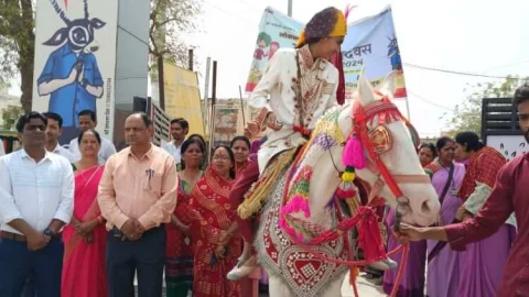 रतनगढ़ में निकाली वोट बारात