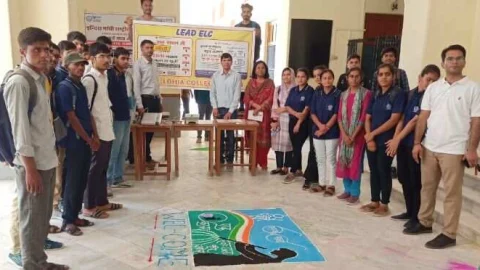 विद्यार्थियों ने किया मतदान का अभ्यास