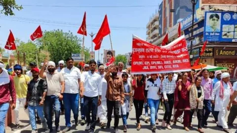 बृजभुषण शरण सिंह को गिरफ्तार करने की मांग को लेकर वामपंथियों का जिला कलेक्ट्रेट पर प्रदर्शन