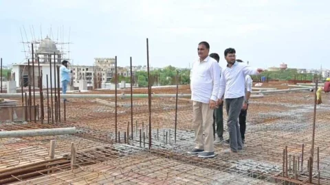 सभापति ने ऑडिटोरियम की छत के कास्टिंग कार्य का अधिकारियो के साथ किया निरीक्षण