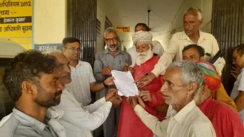 उपखंड अधिकारी को मुख्यमंत्री के नाम ज्ञापन