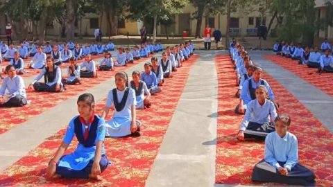 नीमकाथाना : जिले के डेढ़ लाख स्कूलों बच्चों ने किया सामूहिक सूर्य नमस्कार