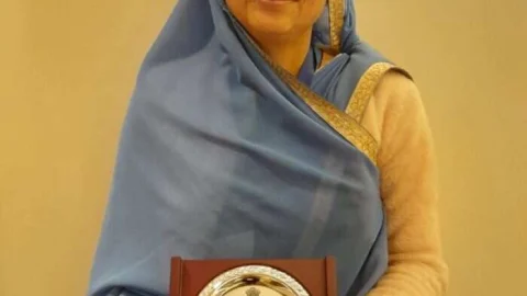 नवलगढ की आशा सहयोगिनी सरला शर्मा दिल्ली में हुई सम्मानित