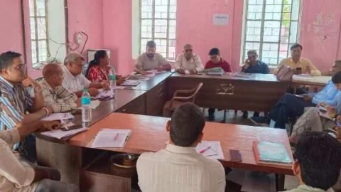 ग्राम विकास अधिकारियों, कनिष्ठ सहायकों को मिटिंग में दिये दिशा-निर्देश