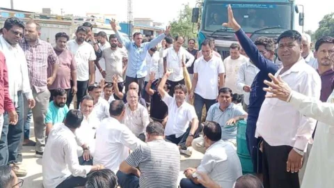 पानी भराव सहित विभिन्न समस्याओं को लेकर रोड़ पर व्यापारियों ने लगाया जाम