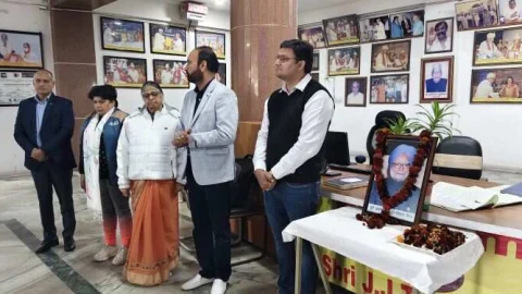 पूर्व प्रधानमंत्री मनमोहन सिंह को दी श्रद्धांजलि