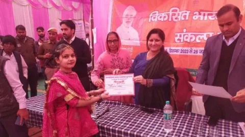 जिला कलेक्टर ने श्रीमाधोपुर की मुण्डरु ग्राम पंचायत में आयोजित शिविर का किया अवलोकन