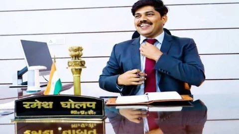 पिता के अंतिम संस्कार में जाने के नहीं थे पैसे, माँ के साथ सड़क पर चूड़ियां बेचने वाला बेटा बना IAS, जानें रमेश की कहानी