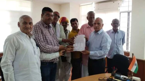 नीमकाथाना से हटाओ झुंझुंनू में लगाओ संघर्ष समिति खेतङी ने रामलुभाया कमेटी को दिया ज्ञापन