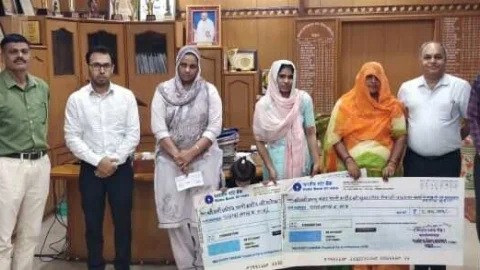 शहीद सुमेर सिंह बगड़िया की पत्नी सुमन देवी को जिला कलक्टर ने सौंपा 5 लाख रुपए का चैक