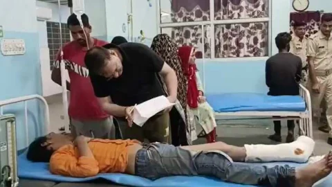 सामान से भरे लोडिंग टैम्पो को ट्रक ने मारी पीछे से टक्कर