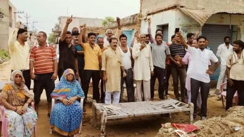 काजड़ा में सड़क निर्माण क्षेत्र से अतिक्रमण हटाने के लिए ग्रामीणों ने किया धरना प्रदर्शन