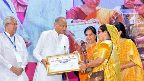 जांदवा सरपंच कमला खीचड़ को मुख्यमंत्री गहलोत ने किया सम्मानित