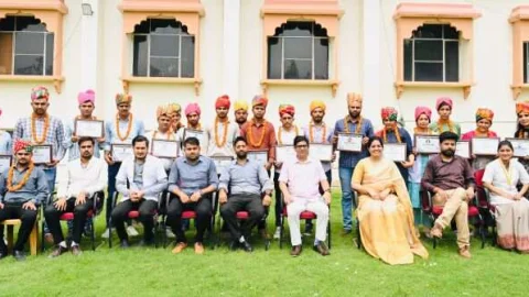 ढूकिया पैरामेडिल संस्थान में राजकीय सेवा में चयनित छात्र-छात्राओं का किया सम्मान