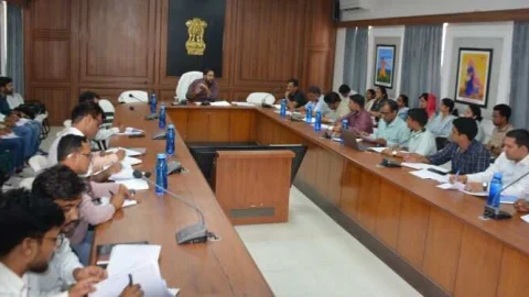 इंदिरा गांधी शहरी रोजगार गारंटी योजना में जरूरतमंद को रोजगार देने तथा अवैध होर्डिंग, पोस्टर हटाने के दिये निर्देश