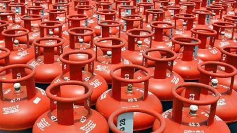 नए साल से पहले सरकार ने दी बड़ी संकेत, कम हो सकते हैं LPG Cylinder के रेट, जाने क्या है तैयारी