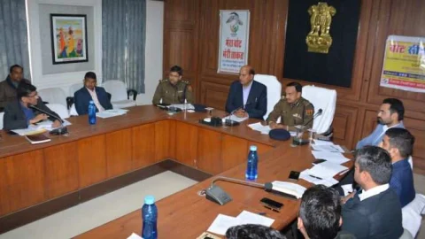 अवैध खनन गतिविधियों को समूल नष्ट करना है – संभागीय आयुक्त