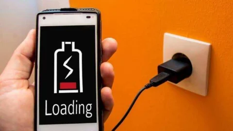 फोन को हमेशा सौ परसेंट चार्ज करना पड़ सकता है महंगा, बरतें ये सावधानी