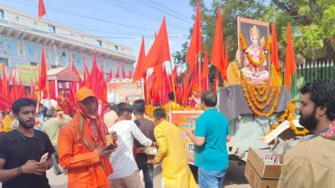 हनुमान जन्मोत्सव के उपलक्ष्य पर राजेन्द्र भांबू के नेतृत्व में निकाली गयी 2100 निशानो के साथ पद यात्रा