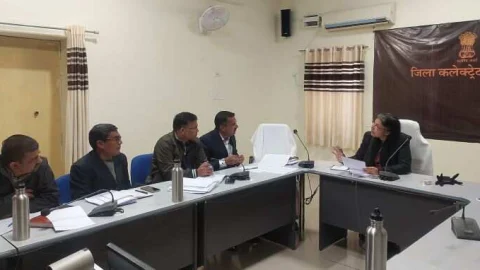 पेयजल समस्या के समाधान को जिला कलक्टर ने प्राथमिकता में लिया