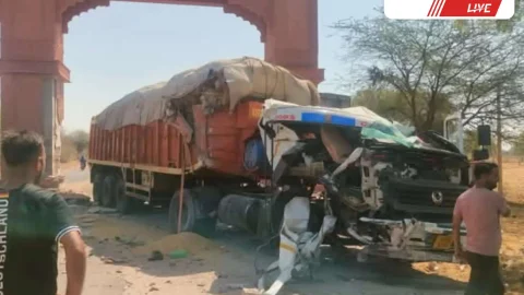 फतेहपुर में ट्रेलर की तोरण द्वार से टक्कर, ड्राइवर सीकर रैफर