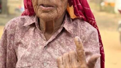 शतायु वोटर फुली देवी ने किया होम वोटिंग