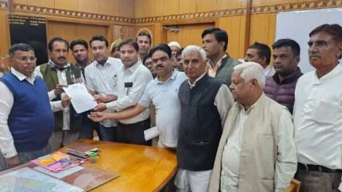 परिसीमन को लेकर कांग्रेसियों ने कराया विरोध दर्ज, जिला कलेक्टर को दिया ज्ञापन