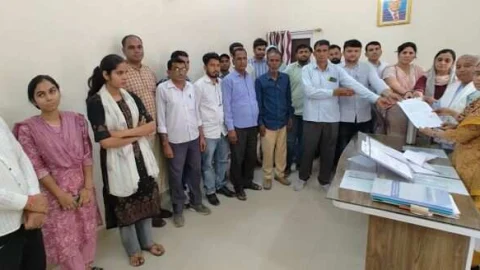 गाली-गलौच व अभद्र भाषा बोलने से आक्रोशित हुआ ग्राम विकास अधिकारी संघ