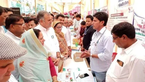 राजस्थान केश कला बोर्ड अध्यक्ष राज्यमंत्री एवं सीकर मंहगाई राहत कैम्प प्रभारी महेंद्र गहलोत ने किया महंगाई राहत कैंपों का निरीक्षण