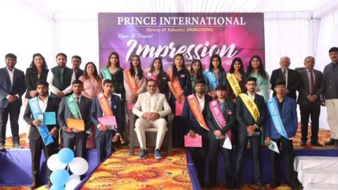 विदाई समारोह में छात्रों ने सीनियर्स को दी भावपूर्ण विदाई