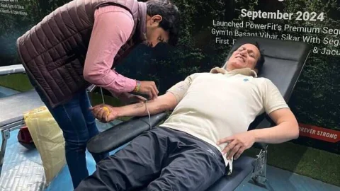 पावरफिट जिम वसंत विहार में रक्तदान शिविर आयोजित