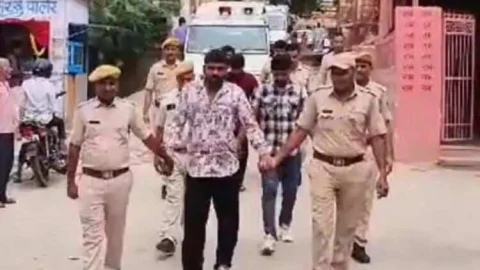 फायरिंग के आरोपियों से पुलिस ने बाजार में कराई परेड