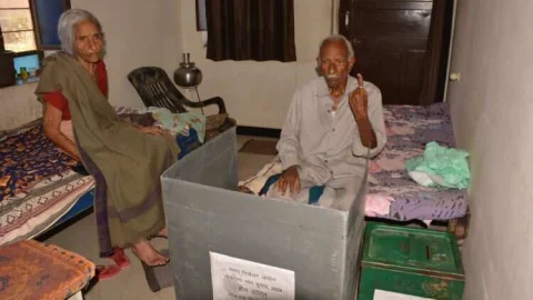 सीकर में बुजुर्ग देवर-भाभी ने घर बैठे किया मतदान
