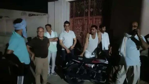 पानी निकासी की लाइन में सीवरेज जोड़ने का विरोध