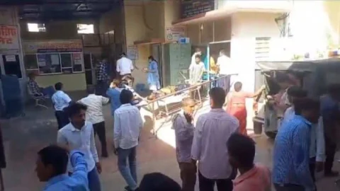 ड्राइवर सहित 12 यात्रियों की मृत्यु, 8 यात्री गंभीर रूप से हुए घायल