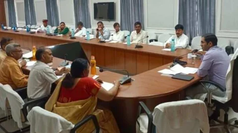 जिला स्तरीय अधिकारी बिना अनुमति के मुख्यालय ना छोड़े – जिला कलेक्टर