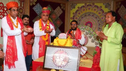 माता यशोदा को करवाया ब्रह्मांड दर्शन