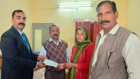 शहीद वीरांगना को सौंपा 45 लाख रुपए का चेक