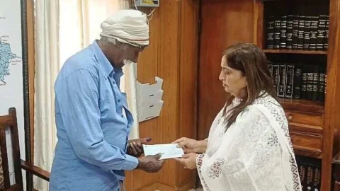 जिला कलक्टर ने दिया सहायता राशि का चैक